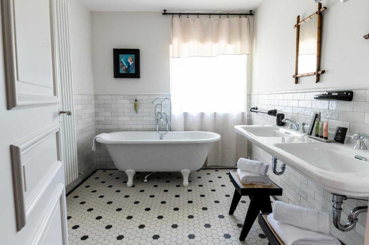 Chateau De - Luxurious & Hotel 4*